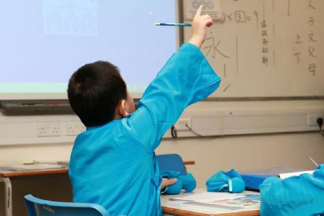 黑板写字 男孩在黑板前书写汉字