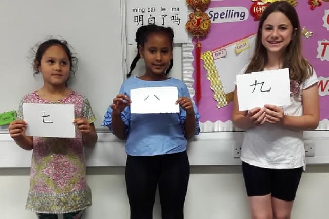 汉字卡片 孩子们举着汉字卡片