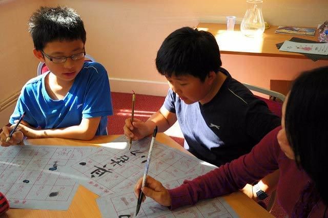 伏案书写 孩子们伏案书写汉字