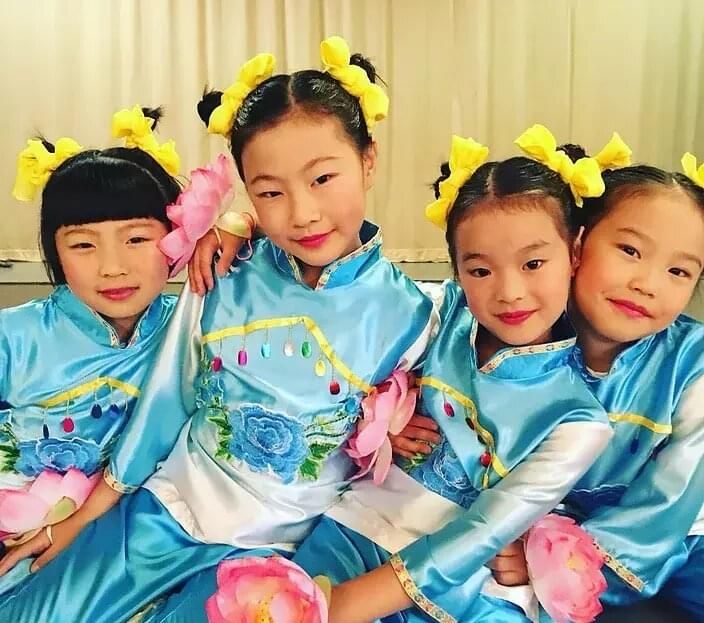 传统服饰 身穿中国传统服装的女孩们