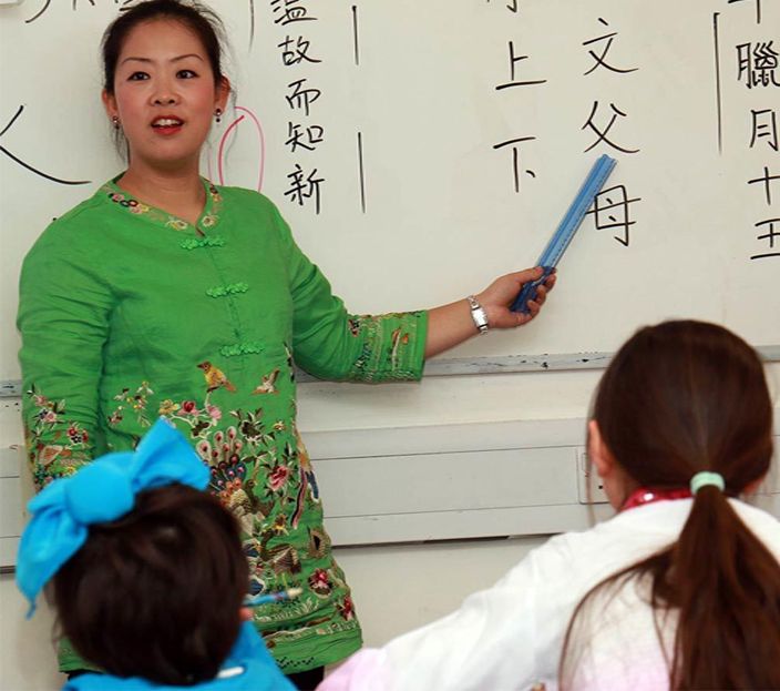 白板认字 老师在白板前带孩子们认读汉字