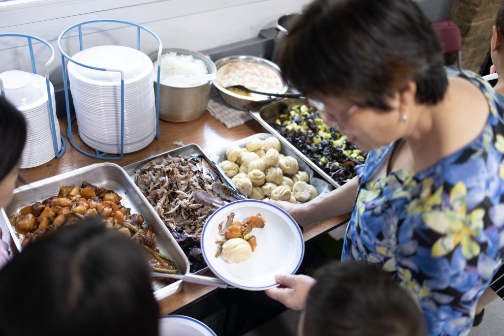 一起吃饭 孩子们在夏令营一起取餐